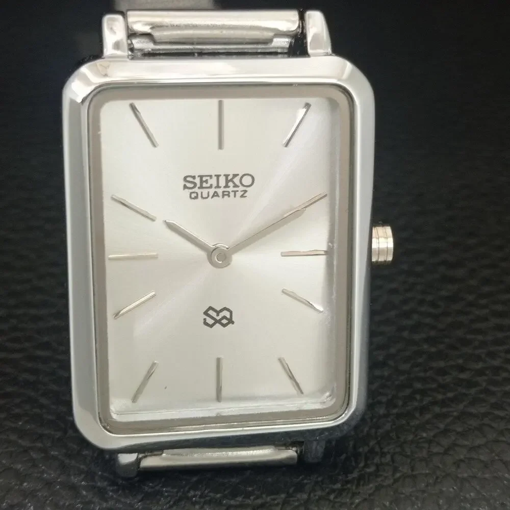 Vintage Style Seiko Quartz Mens Silver Watch & Silver accents W/ Steel Strap - Picture 4 of 8